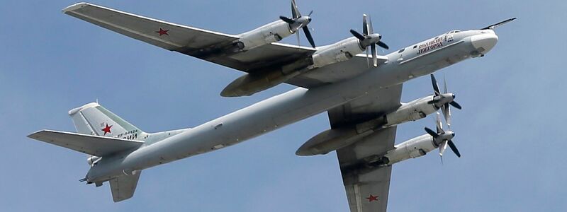 Mehrere russische Langstreckenbomber Tu-95 sollen durch einen ukrainischen Drohnenangriff zerstört worden sein. (Archivbild) - Foto: Yuri Kochetkov/epa/dpa