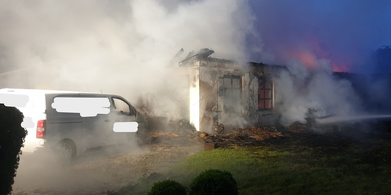 FW-RD: Großbrand in Schülp bei Nortorf (Kreis Rendsburg-Eckernförde) Reetdachgebäude brennt nieder - Foto: presseportal.de