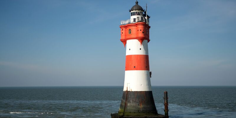 Der Leuchtturm «Roter Sand» steht in der Nordsee vor Bremerhaven. (Archivbild) - Foto: Sina Schuldt/dpa
