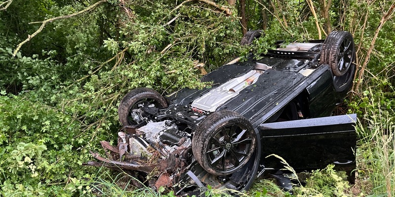 POL-OF: Auto prallte nach kurzer Flugphase gegen Baum: 31-Jähriger leicht verletzt - Foto: presseportal.de