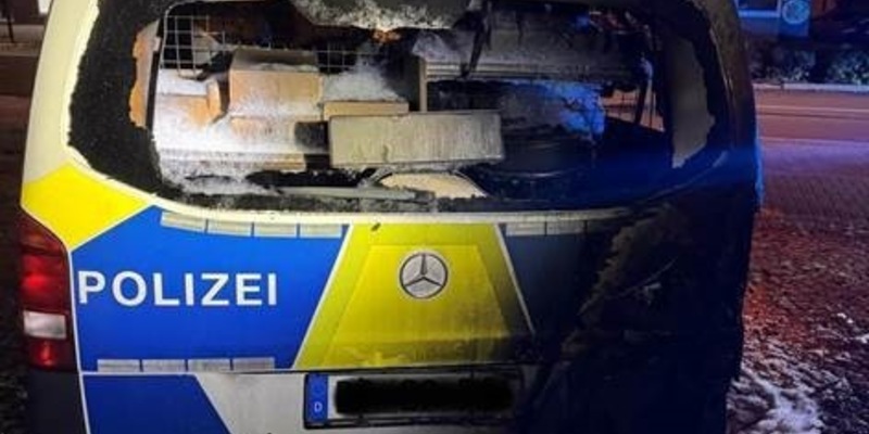 BPOL NRW: Feuer am Streifenwagen der Bundespolizei - Ermittlungen laufen - Foto: presseportal.de