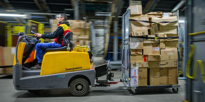 Pakete in einem DHL-Zentrum - manche Sendung wird künftig teurer. - Foto: Patrick Pleul/dpa