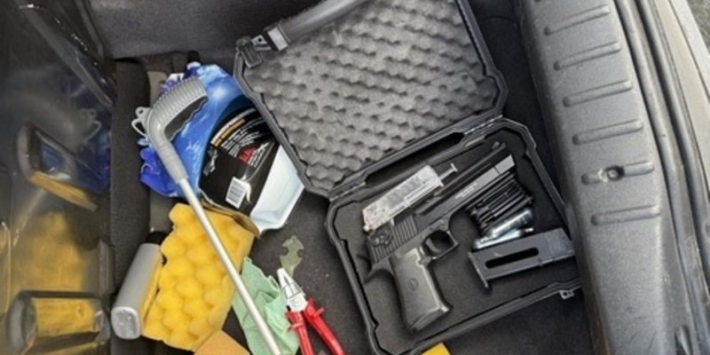 BPOL-FL: Autofahrer mit falschem Führerschein kontrolliert; Softairwaffe in Kofferraummulde - Foto: presseportal.de