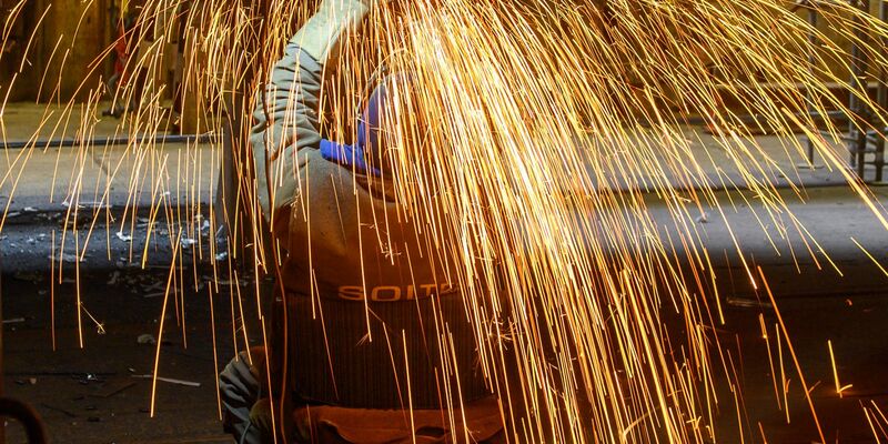 Im ostdeutschen verarbeitenden Gewerbe hat sich das Geschäftsklima kräftig verbessert. (Archivbild) - Foto: Klaus-Dietmar Gabbert/dpa