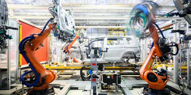 Die Autoindustrie ist ein wichtiger Abnehmer für Robotik und Automatisierung - und derzeit in einer Schwächephase. (Archivbild) - Foto: Julian Stratenschulte/dpa/dpa-tmn
