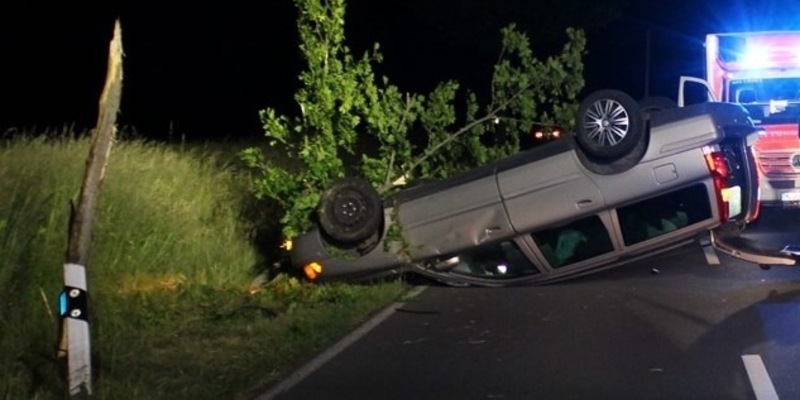 POL-MI: Pkw kommt von Fahrbahn ab und überschlägt sich - Foto: presseportal.de