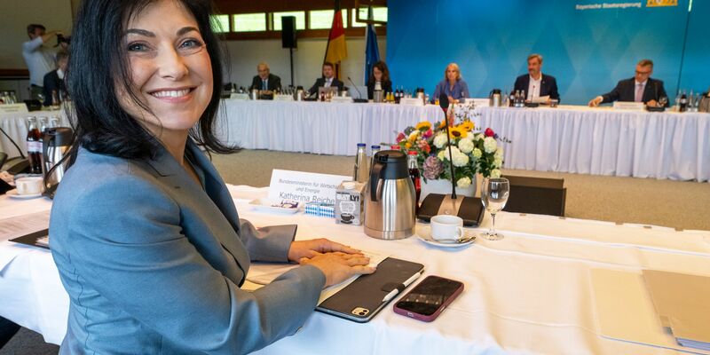 Katherina Reiche (CDU) setzt auf zusätzliche Gaskraftwerke zur Senkung der Energiekosten in Deutschland. Ein «Südbonus» soll dabei den Fokus auf Süddeutschland setzen. - Foto: Peter Kneffel/dpa