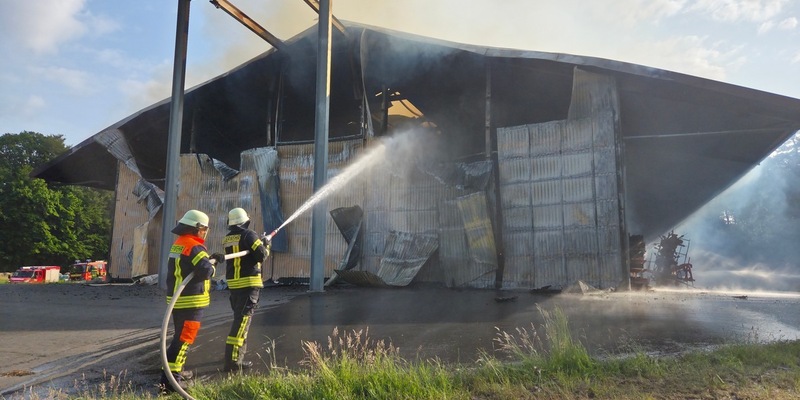 POL-ROW: ++ Polizei und Feuerwehr im Einsatz: Großbrand einer Scheune in Ostereistedt ++ - Foto: presseportal.de