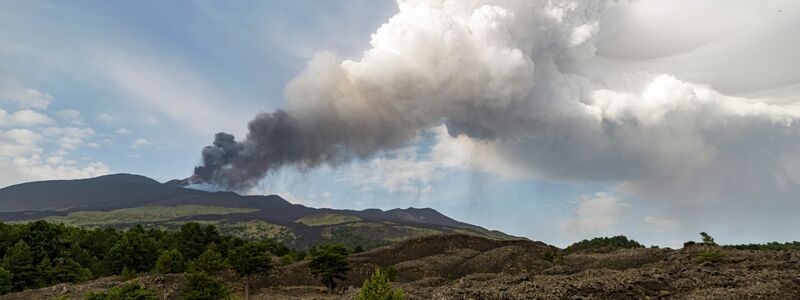 Der etwa 3.350 Meter hohe Ätna bricht mehrmals im Jahr aus und wird von Fachleuten ständig überwacht. (Archivbild) - Foto: Salvatore Allegra/AP/dpa