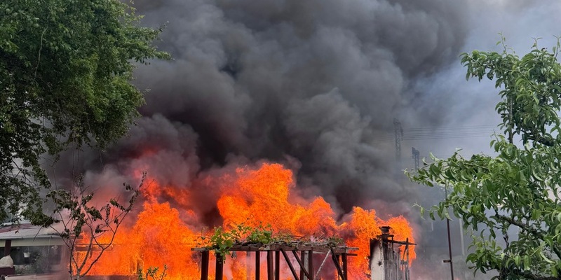 FW Neumünster: Feuerwehr Neumünster im Großeinsatz: Mehrere Gartenlauben in Vollbrand, schwierige Wasserversorgung erschwert Löscharbeiten - Foto: presseportal.de