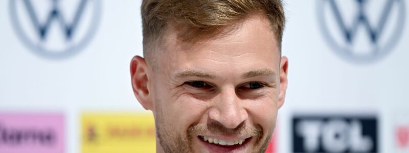 Joshua Kimmich und das DFB-Logo mit den vier Weltmeister-Sternen. Der WM-Titel fehlt dem Kapitän noch. - Foto: Federico Gambarini/dpa