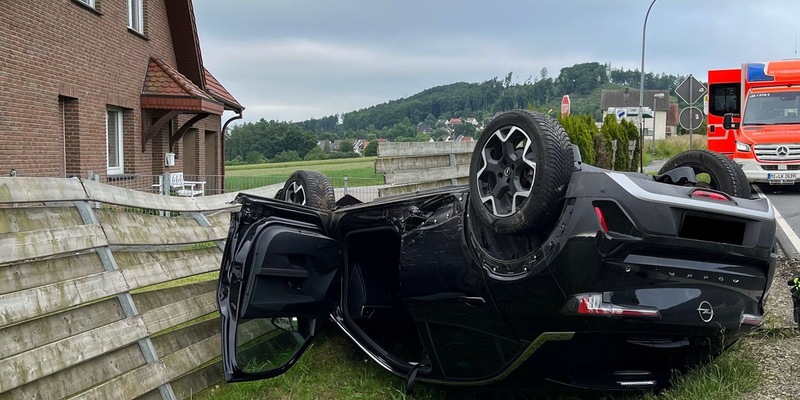 POL-MI: Auto überschlägt sich nach Unfall - Foto: presseportal.de