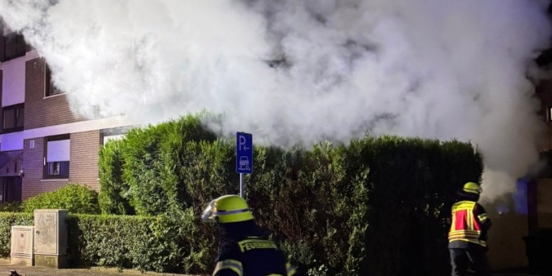 FW Neukirchen-Vluyn: Feuerwehr rückt zu mehreren Bränden aus - Sperrmüll und Carport in Flammen - Foto: presseportal.de