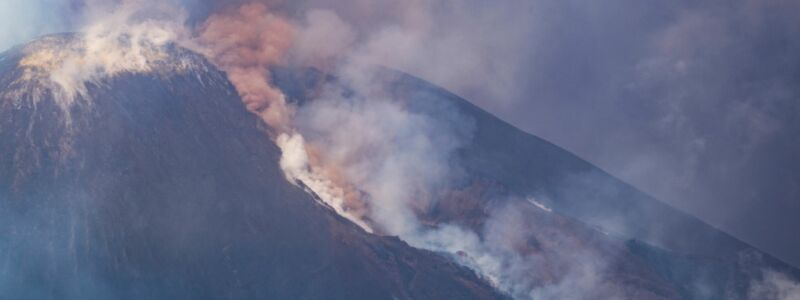 Der etwa 3.350 Meter hohe Ätna bricht mehrmals im Jahr aus und wird von Fachleuten ständig überwacht. - Foto: Giuseppe Distefano/AP/dpa