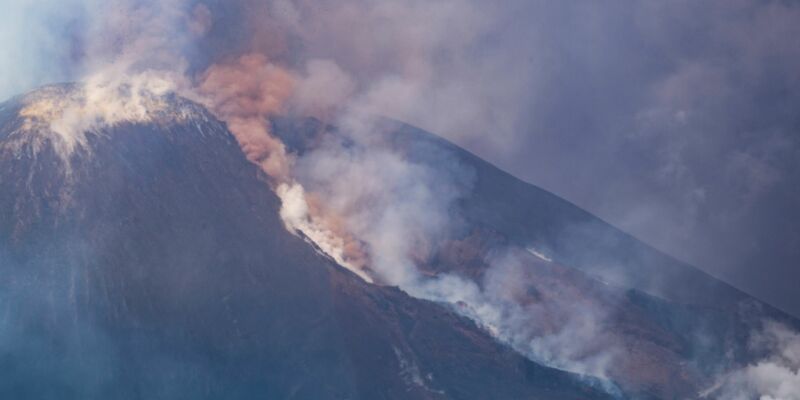 Der etwa 3.350 Meter hohe Ätna bricht mehrmals im Jahr aus und wird von Fachleuten ständig überwacht. - Foto: Giuseppe Distefano/AP/dpa