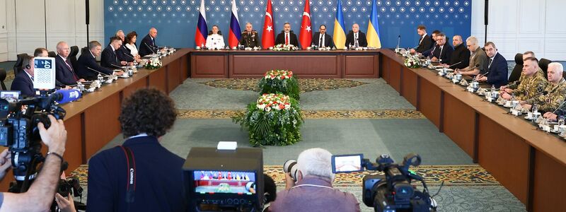 Delegationen der neuen direkten Verhandlung zwischen Russland und der Ukraine kommen unter türkischer Führung zusammen - Foto: Alexander Ryumin/TASS via ZUMA Press/dpa