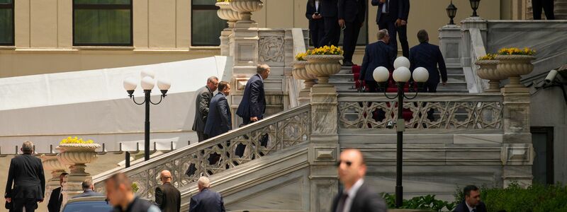 Delegationen der neuen direkten Verhandlung zwischen Russland und der Ukraine kommen unter türkischer Führung zusammen - Foto: Emrah Gurel/AP/dpa
