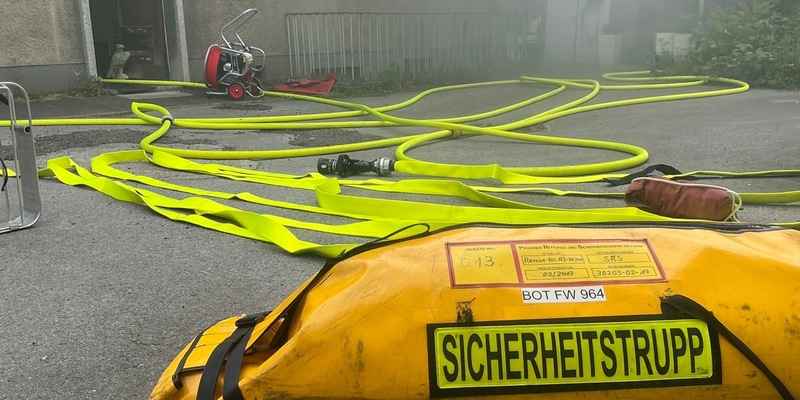 FW-BOT: Kellerbrand- sechs Personen retten sich durch verqualmten Treppenraum - Foto: presseportal.de