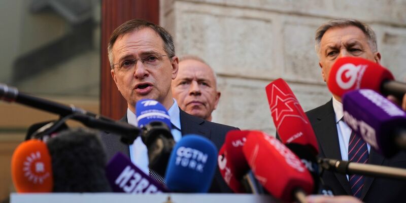 Der russische Präsidentenberater Wladimir Medinski führte die russische Delegation. (Archivbild) - Foto: Francisco Seco/AP/dpa