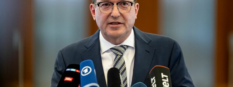 Wenige Stunden nach der Veröffentlichung der Entscheidung des Berliner Verwaltungsgerichts tritt Bundesinnenminister Alexander Dobrindt (CSU) in Berlin vor die Presse. - Foto: Fabian Sommer/dpa