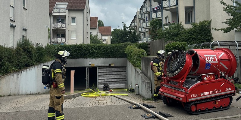 FW Stuttgart: Brennender PKW in Tiefgarage - Foto: presseportal.de