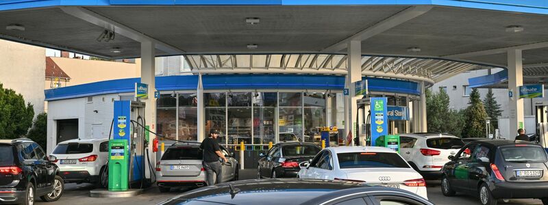 Eine polnische Tankstelle. In der Regel ist der Sprit dort deutlich billiger. (Archivbild) - Foto: Patrick Pleul/dpa