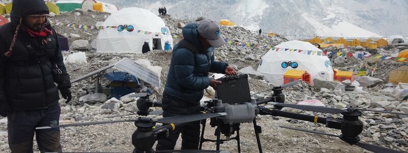 Drohnen sollen helfen, die Sicherheit am Everest zu erhöhen. - Foto: Khimlal Gautam /dpa