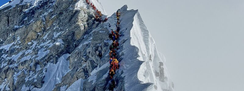 Der Gipfel des Everest zieht Bergsteiger aus aller Welt magisch an - trotz zahlreicher Gefahren. - Foto: Kunga Sherpa/AP/dpa