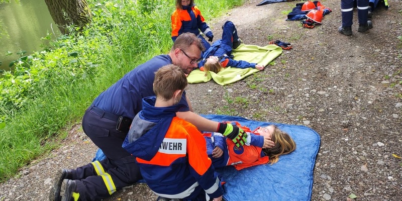 FW-AR: Jugendfeuerwehr trainiert Einsatzrealität - Foto: presseportal.de