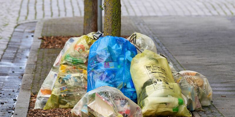 Müll aus Haushalten am Straßenrand - der größte Posten bei den Abfällen entsteht allerdings anderswo. (Archivbild) - Foto: Soeren Stache/dpa