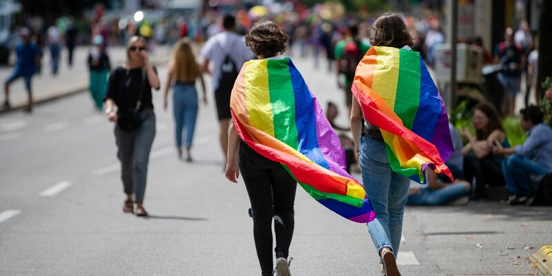 Regenbogenfamilien: Familien, in denen ein gleichgeschlechtliches Paar mit minderjährigen Kindern in einem Haushalt zusammenlebt. (Archivbild) - Foto: Christoph Schmidt/dpa