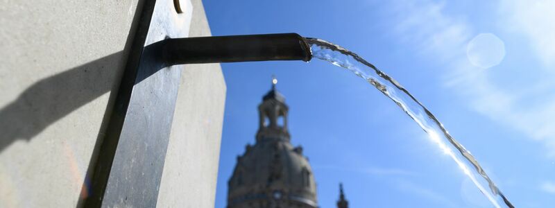 In Dresden spendet ein Trinkwasserbrunnen öffentlich zugängliche Abkühlung.  - Foto: Robert Michael/dpa