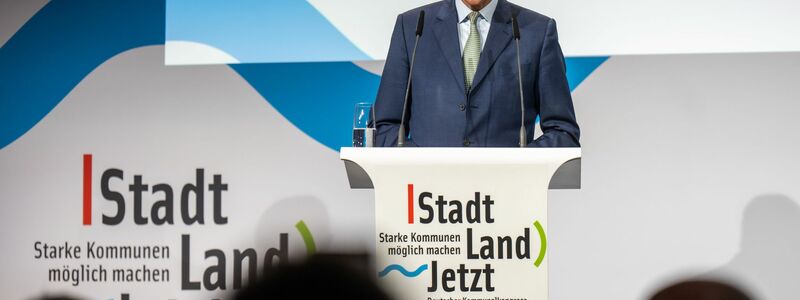 Bundeskanzler Friedrich Merz (CDU) äußert sich beim Kommunalkongress des Deutschen Städte- und Gemeindebundes auch zur Gerichtsentscheidung, die Zweifel an der Rechtmäßigkeit des Vorgehens der Bundesregierung an den Grenzen anführt.  - Foto: Michael Kappeler/dpa