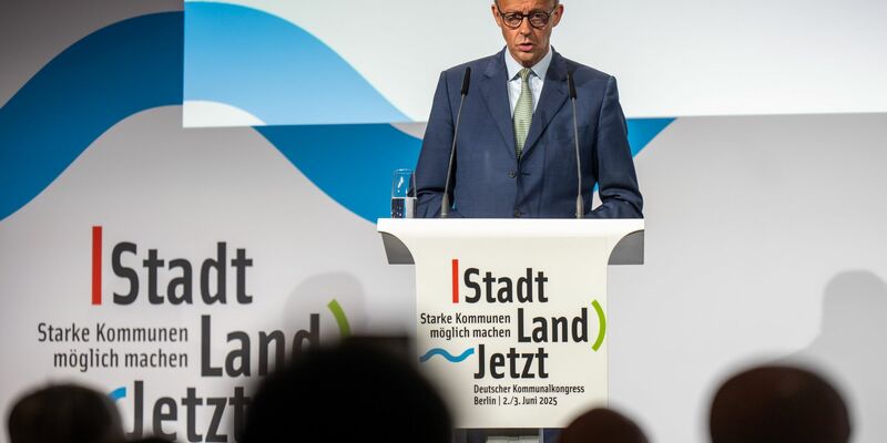 Bundeskanzler Merz hat gute Erinnerungen an seine Wehrdienstzeit. (Archivfoto) - Foto: Michael Kappeler/dpa