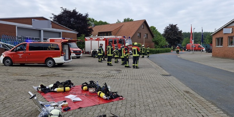 FW-ROW: Unklarer Gasgeruch in Kuhstedt - ABC-Erkunder im Einsatz - Foto: presseportal.de