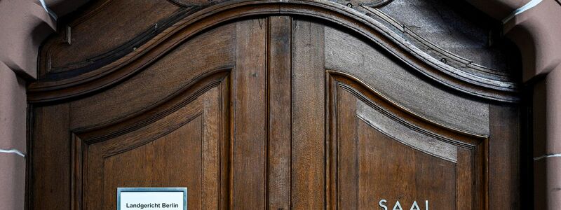 Die Tür zum Verhandlungssaal 618, in dem wegen Einbruchs in die Berliner Wohnung von Model Toni Garrn verhandelt wurde. (Archivbild) - Foto: Jens Kalaene/dpa