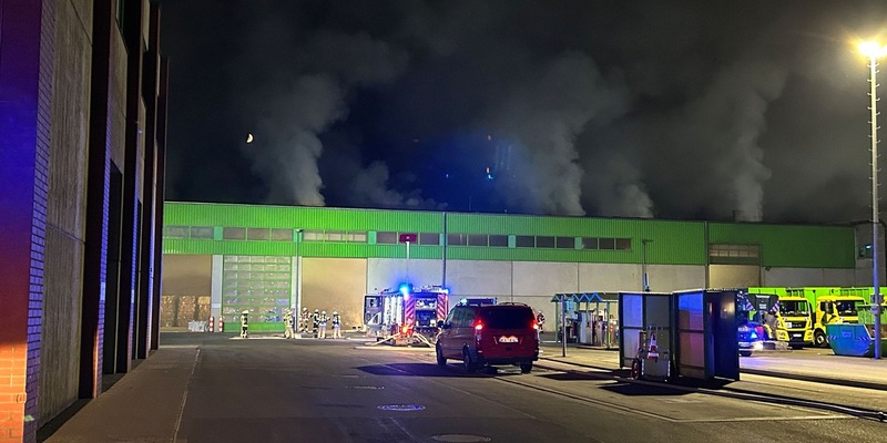 Feuerwehr Goch: Feuer bei Entsorgungsunternehmen: Brandursache unklar - Foto: presseportal.de
