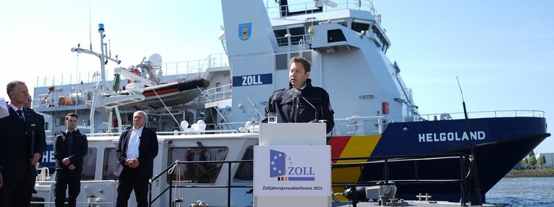 Finanzminister Klingbeil (SPD) spricht während der Vorstellung der Bilanz in Hamburg.  - Foto: Marcus Brandt/dpa