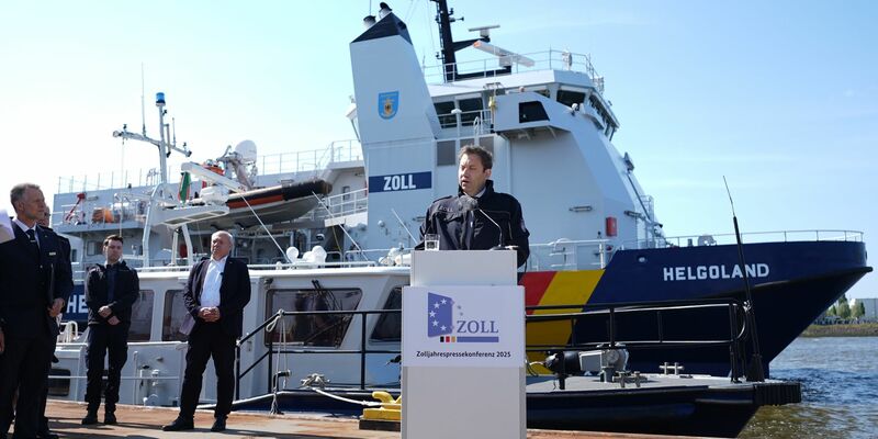Finanzminister Klingbeil begleitet in Hamburg Zollbeamte an Bord eines Containerschiffs.  - Foto: Marcus Brandt/dpa
