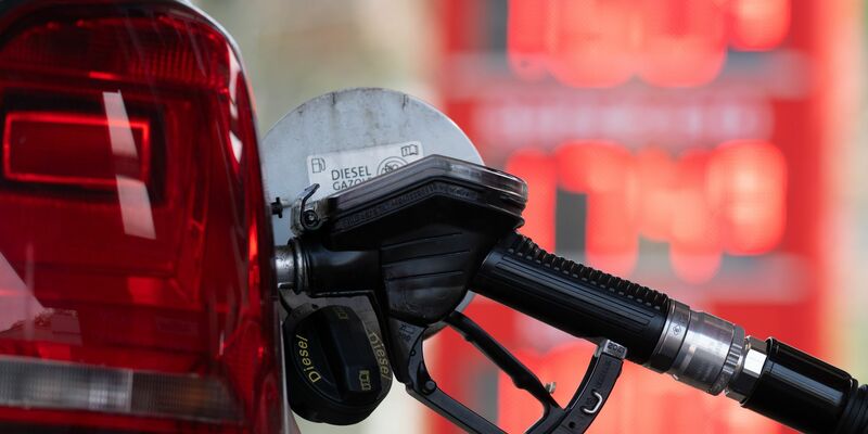 Tanken dürfte in den nächsten Tagen noch teurer werden. (Symbolbild) - Foto: Sebastian Kahnert/dpa