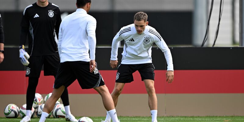 Abschlusstraining auf Top-Rasen: Florian Wirtz (r), Leroy Sané (M) und Torwart Alexander Nübel.  - Foto: Federico Gambarini/dpa