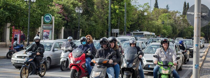 Besser mit Helm - sonst kann es in Griechenland teuer werden. - Foto: Socrates Baltagiannis/dpa