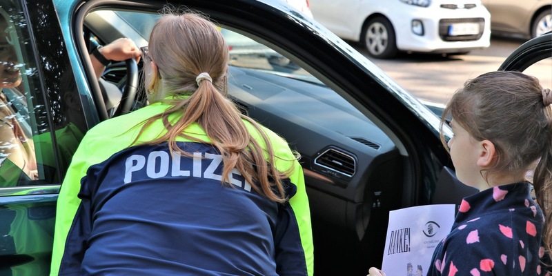 POL-NE: Verkehrsaktion: Schulkinder verteilen Dank- und Denkzettel an Autofahrer - Foto: presseportal.de