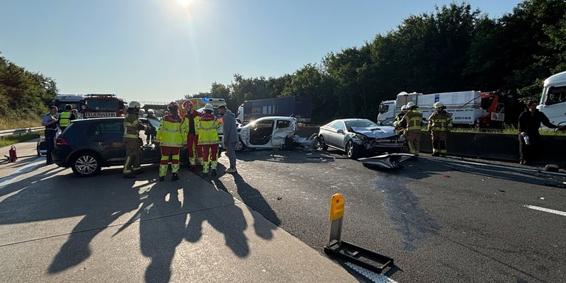 FW Frechen: Verkehrsunfall auf der A4: Sechs Verletzte - Rettungshubschrauber im Einsatz - Foto: presseportal.de