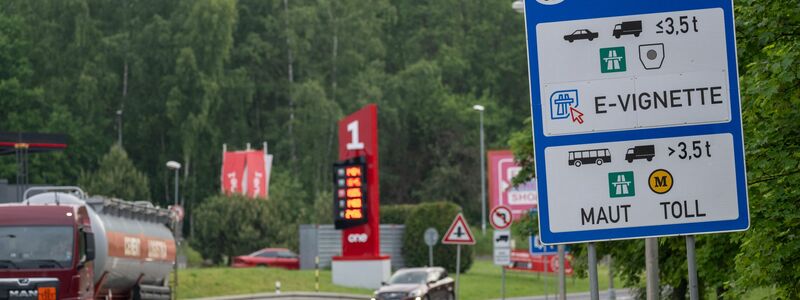 An dieser Tankstelle in Tschechien ist auch der Wechselkurs von Euro zu Kronen angegeben. - Foto: Pia Bayer/dpa