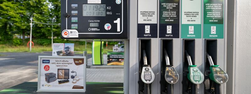 Tanken in Tschechien lohnt sich für deutsche Autofahrer. - Foto: Pia Bayer/dpa