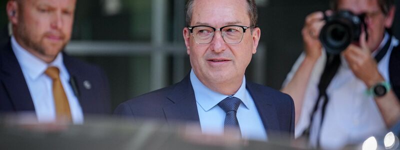 Bundesinnenminister Alexander Dobrindt (CSU) beantwortete bei der Vorstellung eines Lagebilds zur Cyberkriminalität auch Fragen zu den Grenzkontrollen. - Foto: Kay Nietfeld/dpa