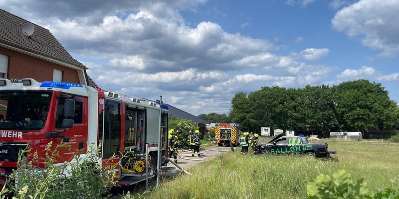 FW Wathlingen: PKW brennt unter Carport - Feuer droht auf das Gebäude überzugreifen - Foto: presseportal.de