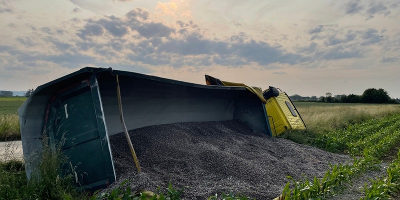 POL-HI: Rössing - Lkw kippt bei Verkehrsunfall auf Feldweg um - Foto: presseportal.de