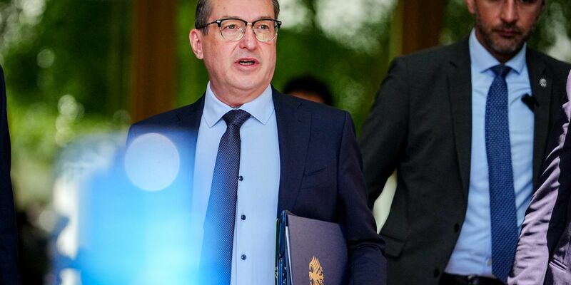 Polizisten können nicht belangt werden, argumentiert Innenminister Dobrindt. (Archivbild) - Foto: Kay Nietfeld/dpa